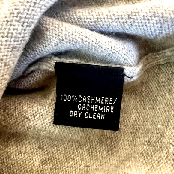 Ralph Lauren Black Label Cashmere V-Neck Sweater with ruffle sleeves. - Picture 6 of 8